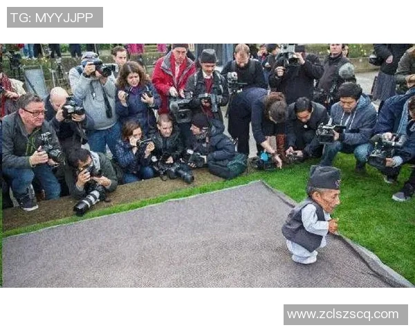 足球明星勇敢面对侏儒症挑战展现不屈精神与运动热情